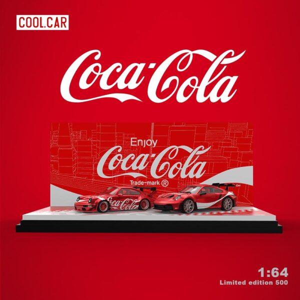 Preventa $63.99 - Cool Car 1:64 Set Porsche 992 + Porsche 964 + Caja Acrílica con escenario Coca-Cola