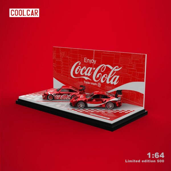 Preventa $63.99 - Cool Car 1:64 Set Porsche 992 + Porsche 964 + Caja Acrílica con escenario Coca-Cola - Imagen 2