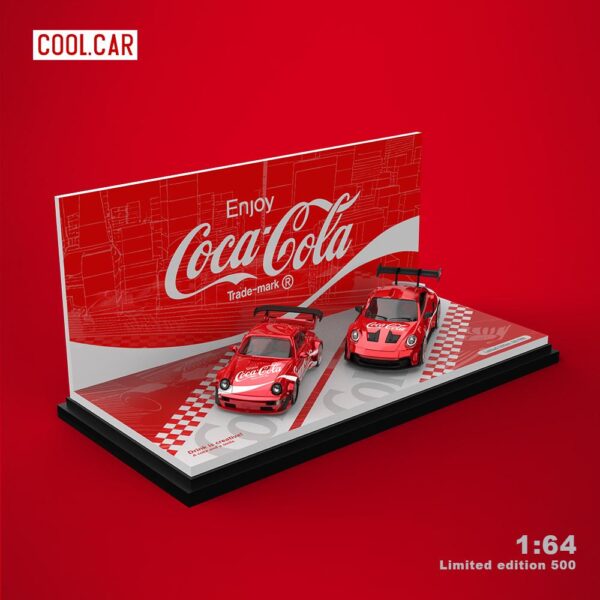 Preventa $63.99 - Cool Car 1:64 Set Porsche 992 + Porsche 964 + Caja Acrílica con escenario Coca-Cola - Imagen 3