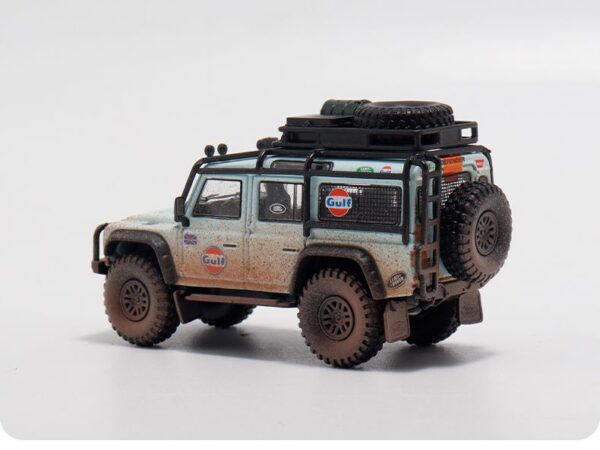 Master 1:64 Land Rover Defender 110 con accesorios - Livery Gulf Dirty version celeste - Imagen 3