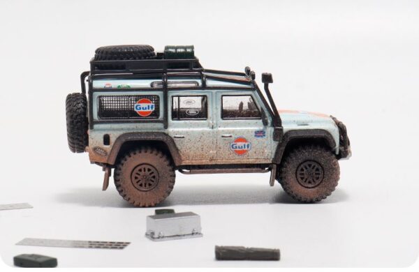Master 1:64 Land Rover Defender 110 con accesorios - Livery Gulf Dirty version celeste