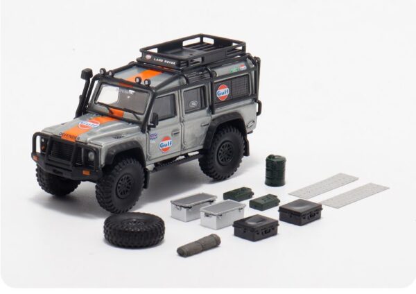 Preventa $29.99 - Master 1:64 Land Rover Defender 110 con accesorios - Livery Gulf silver (Pedidos hasta Lunes 14 de octubre 2024)