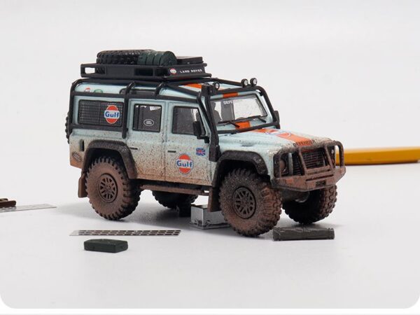 Master 1:64 Land Rover Defender 110 con accesorios - Livery Gulf Dirty version celeste - Imagen 2